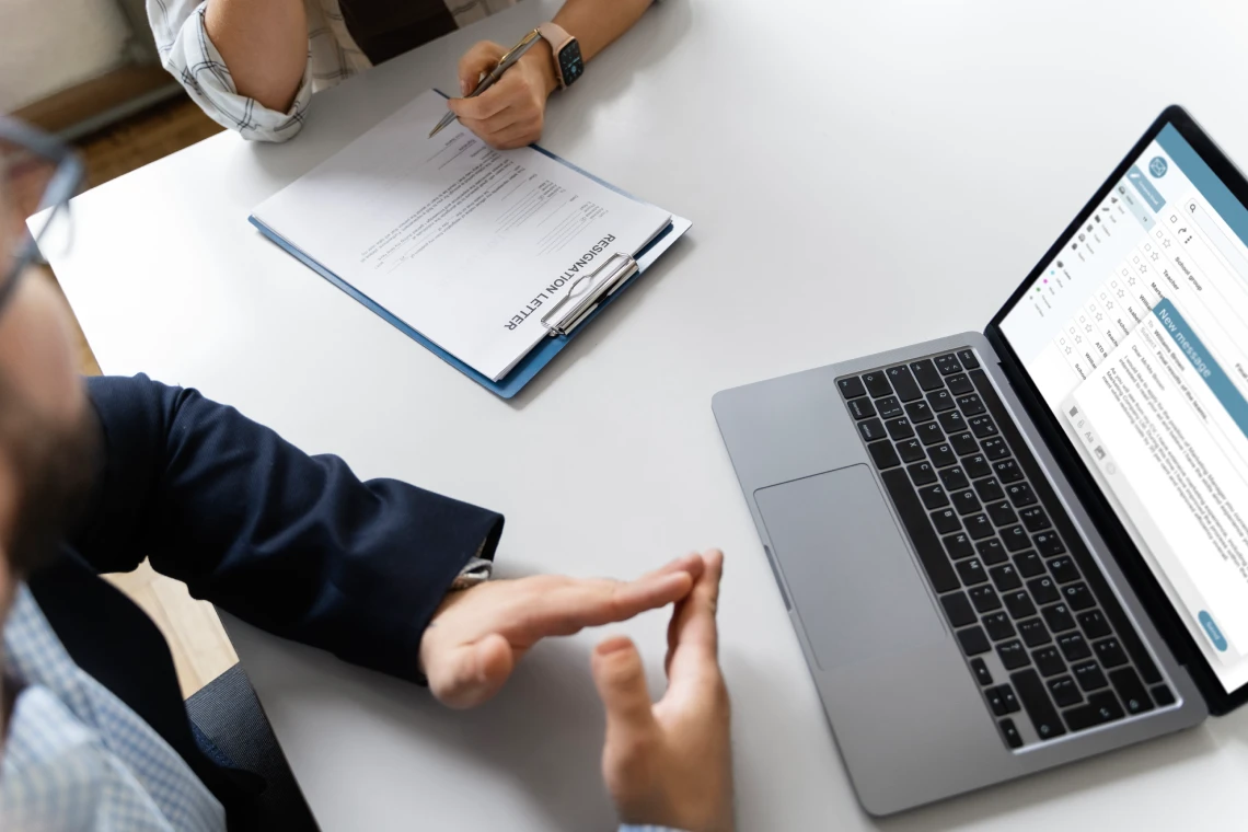 persona que presenta su renuncia laboral.webp