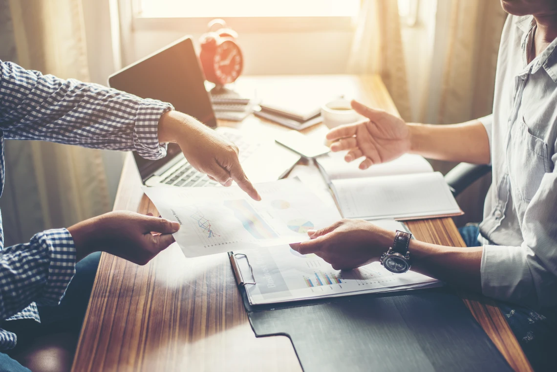 primer plano de las personas del equipo de negocios que discuten un plan financiero en.webp